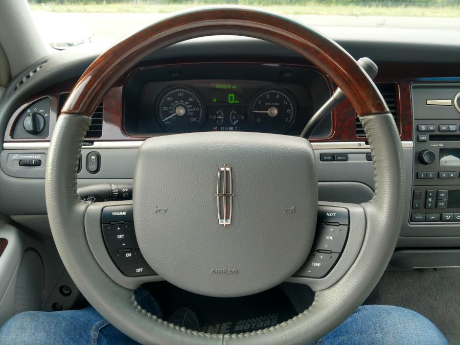 Used Lincoln Town Car 4dr Sdn Signature Limited 2006 | Alpine Motors Inc. Wantagh, New York Used Lincoln Town Car 4dr Sdn Signature Limited 2006 | Alpine Motors Inc. Wantagh, New York