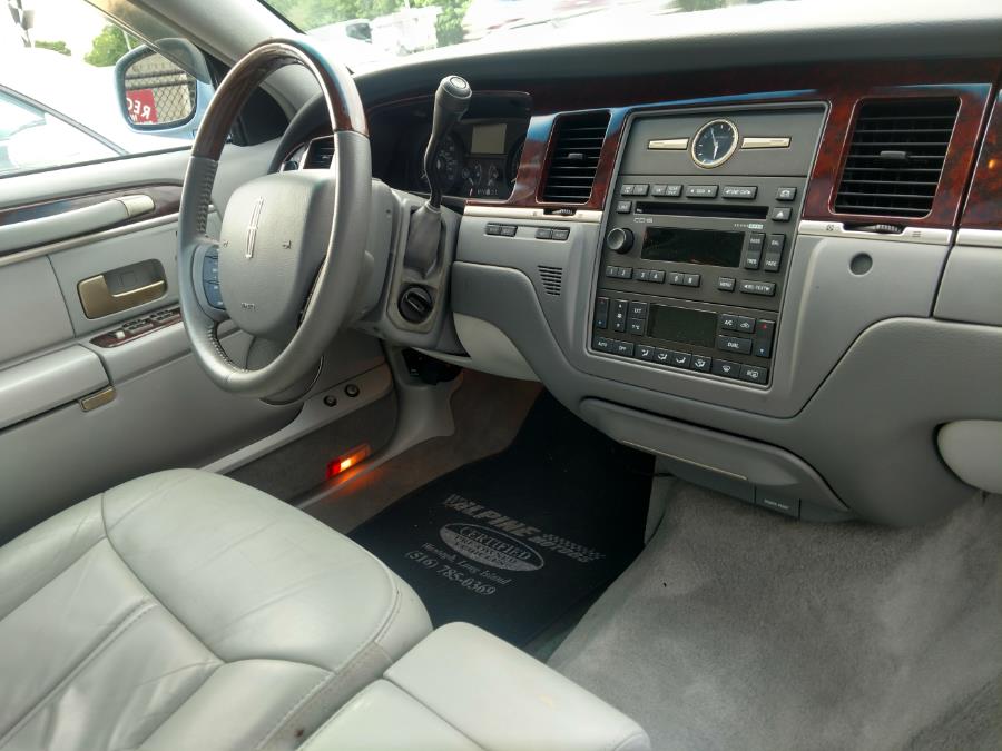 Used Lincoln Town Car 4dr Sdn Signature Limited 2006 | Alpine Motors Inc. Wantagh, New York Used Lincoln Town Car 4dr Sdn Signature Limited 2006 | Alpine Motors Inc. Wantagh, New York