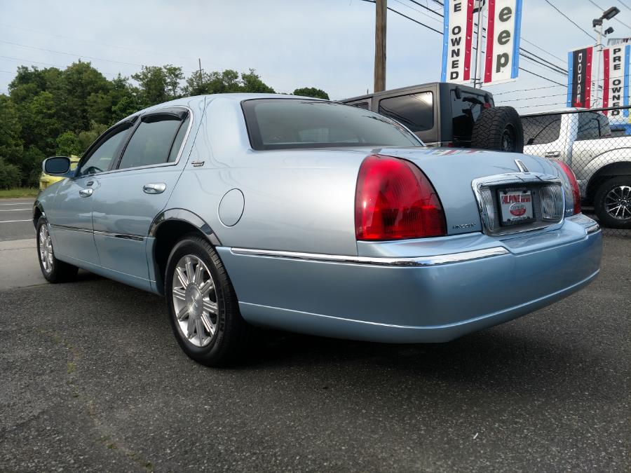 Used Lincoln Town Car 4dr Sdn Signature Limited 2006 | Alpine Motors Inc. Wantagh, New York Used Lincoln Town Car 4dr Sdn Signature Limited 2006 | Alpine Motors Inc. Wantagh, New York