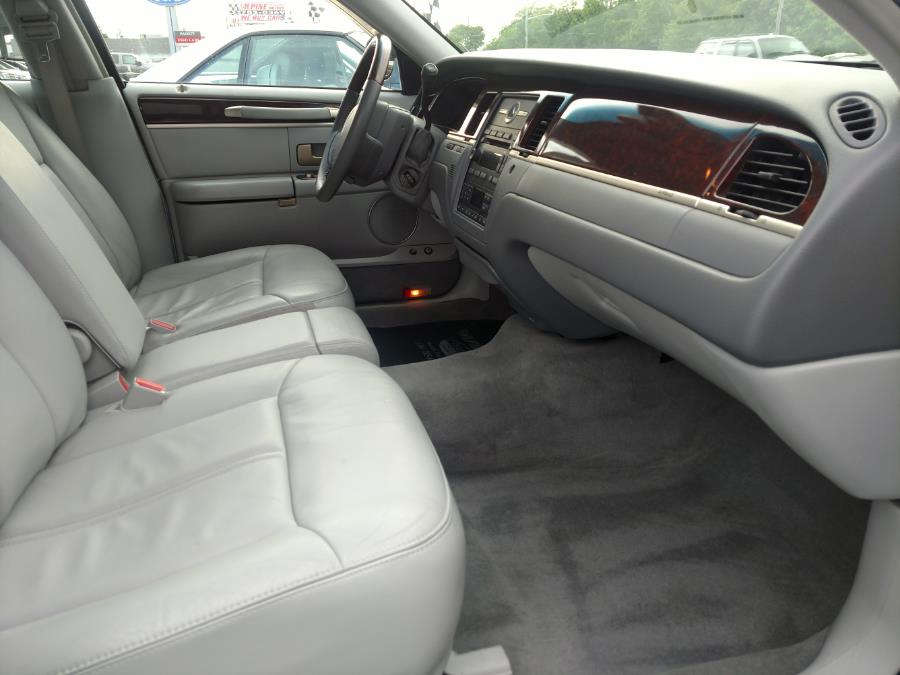 Used Lincoln Town Car 4dr Sdn Signature Limited 2006 | Alpine Motors Inc. Wantagh, New York Used Lincoln Town Car 4dr Sdn Signature Limited 2006 | Alpine Motors Inc. Wantagh, New York
