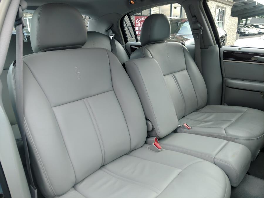 Used Lincoln Town Car 4dr Sdn Signature Limited 2006 | Alpine Motors Inc. Wantagh, New York Used Lincoln Town Car 4dr Sdn Signature Limited 2006 | Alpine Motors Inc. Wantagh, New York