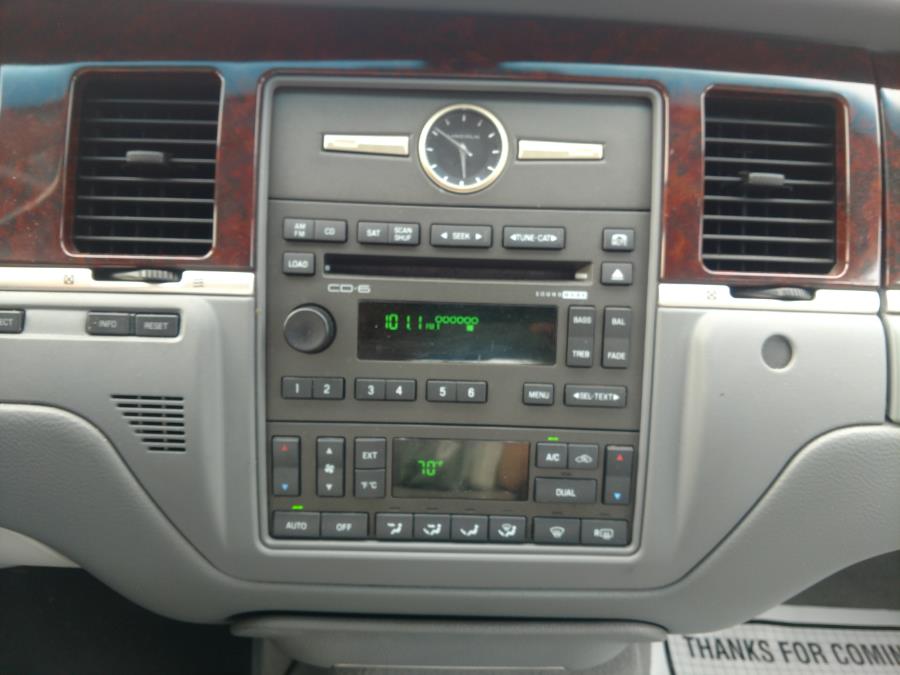 Used Lincoln Town Car 4dr Sdn Signature Limited 2006 | Alpine Motors Inc. Wantagh, New York Used Lincoln Town Car 4dr Sdn Signature Limited 2006 | Alpine Motors Inc. Wantagh, New York
