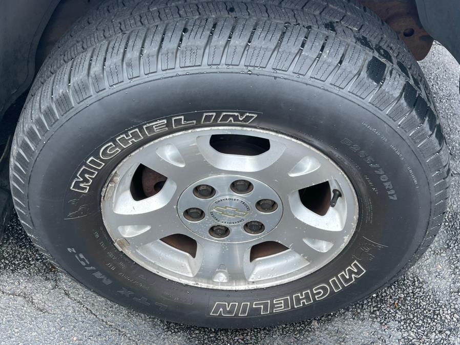 Used Chevrolet Avalanche 1500 5dr Crew Cab 130" WB 4WD 2002 | Lava Motors 2 Inc. Canton, Connecticut Used Chevrolet Avalanche 1500 5dr Crew Cab 130" WB 4WD 2002 | Lava Motors 2 Inc. Canton, Connecticut