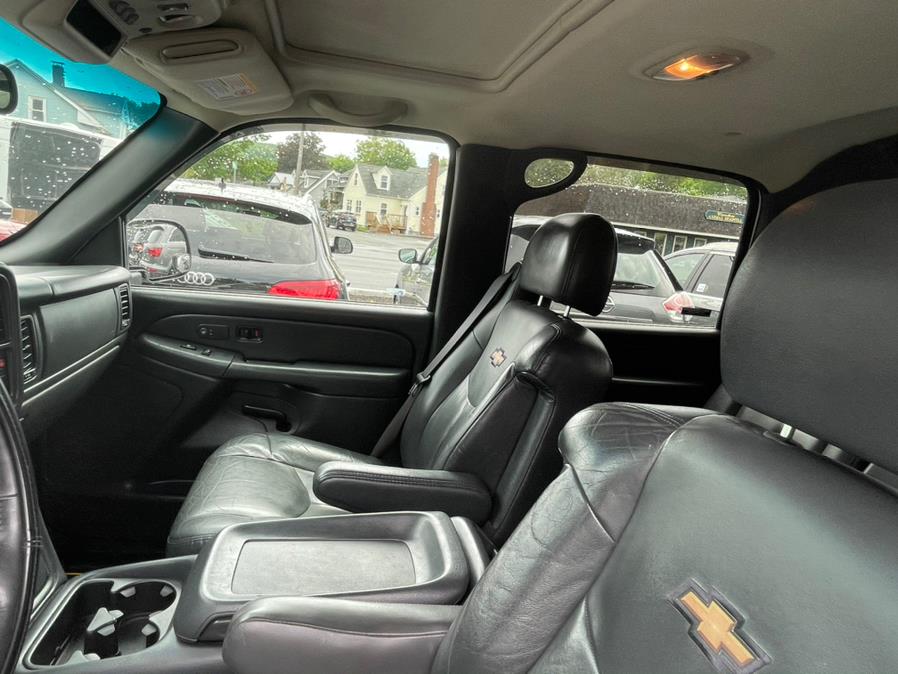Used Chevrolet Avalanche 1500 5dr Crew Cab 130" WB 4WD 2002 | Lava Motors 2 Inc. Canton, Connecticut Used Chevrolet Avalanche 1500 5dr Crew Cab 130" WB 4WD 2002 | Lava Motors 2 Inc. Canton, Connecticut