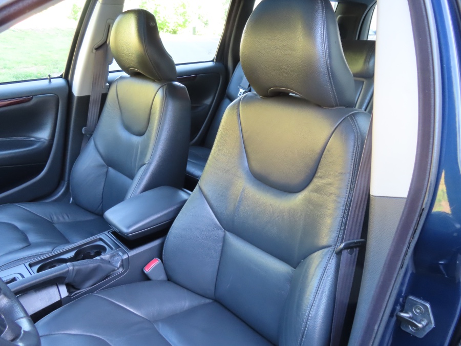 2004 Volvo V70 2.4L Auto w/Sunroof, available for sale in North Salem, New York | Meccanic Shop North Inc. North Salem, New York 2004 Volvo V70 2.4L Auto w/Sunroof, available for sale in North Salem, New York | Meccanic Shop North Inc. North Salem, New York