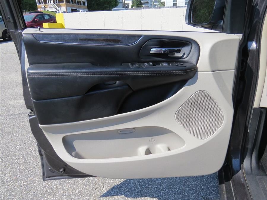 Used Chrysler Town And Country Touring 4dr Mini Van 2016 | Lake City Exports Inc. Auburn, Maine Used Chrysler Town And Country Touring 4dr Mini Van 2016 | Lake City Exports Inc. Auburn, Maine