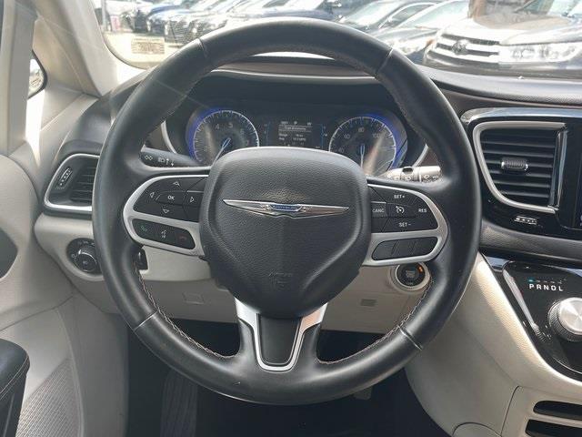 Used Chrysler Pacifica Touring L 2017 | Hillside Auto Outlet. Jamaica, New York Used Chrysler Pacifica Touring L 2017 | Hillside Auto Outlet. Jamaica, New York