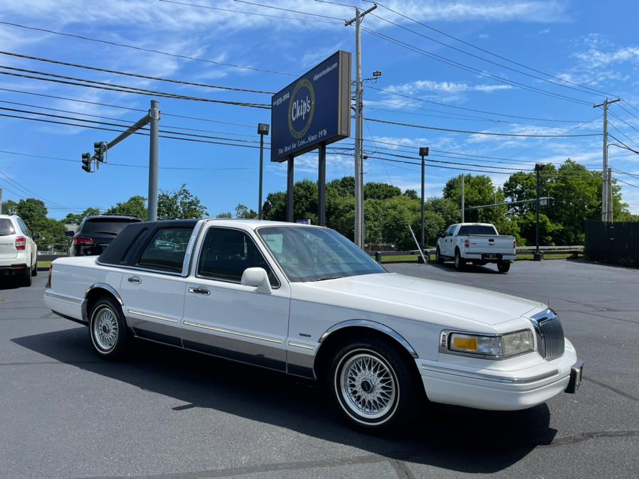 1995 Lincoln Town Car 4dr Sedan Signature, available for sale in Milford, Connecticut | Chip's Auto Sales Inc. Milford, Connecticut 1995 Lincoln Town Car 4dr Sedan Signature, available for sale in Milford, Connecticut | Chip's Auto Sales Inc. Milford, Connecticut