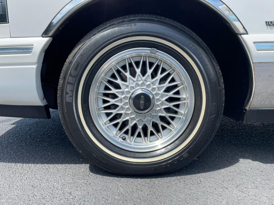 1995 Lincoln Town Car 4dr Sedan Signature, available for sale in Milford, Connecticut | Chip's Auto Sales Inc. Milford, Connecticut 1995 Lincoln Town Car 4dr Sedan Signature, available for sale in Milford, Connecticut | Chip's Auto Sales Inc. Milford, Connecticut