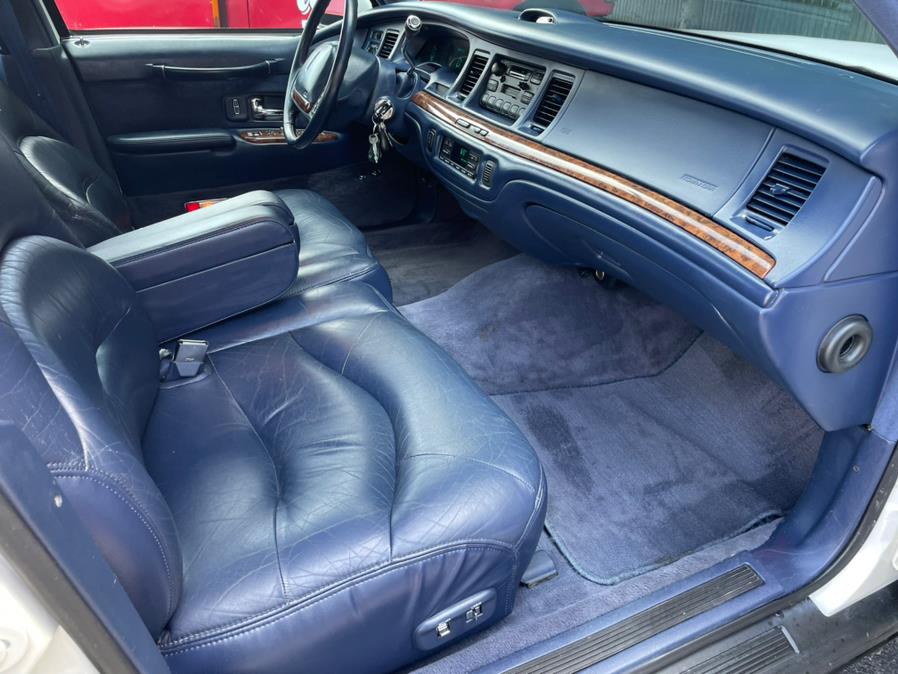 1995 Lincoln Town Car 4dr Sedan Signature, available for sale in Milford, Connecticut | Chip's Auto Sales Inc. Milford, Connecticut 1995 Lincoln Town Car 4dr Sedan Signature, available for sale in Milford, Connecticut | Chip's Auto Sales Inc. Milford, Connecticut