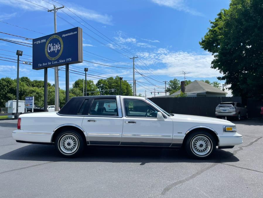 1995 Lincoln Town Car 4dr Sedan Signature, available for sale in Milford, Connecticut | Chip's Auto Sales Inc. Milford, Connecticut 1995 Lincoln Town Car 4dr Sedan Signature, available for sale in Milford, Connecticut | Chip's Auto Sales Inc. Milford, Connecticut