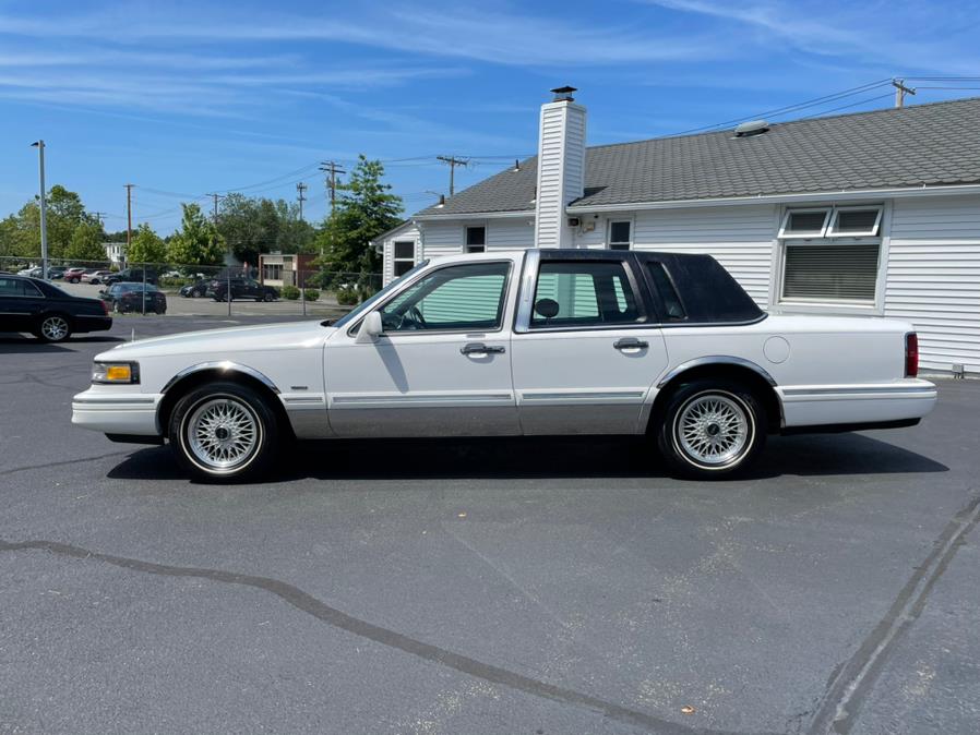 1995 Lincoln Town Car 4dr Sedan Signature, available for sale in Milford, Connecticut | Chip's Auto Sales Inc. Milford, Connecticut 1995 Lincoln Town Car 4dr Sedan Signature, available for sale in Milford, Connecticut | Chip's Auto Sales Inc. Milford, Connecticut