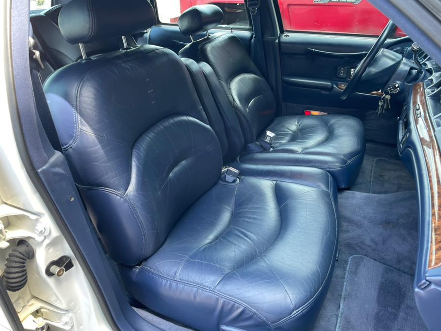 1995 Lincoln Town Car 4dr Sedan Signature, available for sale in Milford, Connecticut | Chip's Auto Sales Inc. Milford, Connecticut 1995 Lincoln Town Car 4dr Sedan Signature, available for sale in Milford, Connecticut | Chip's Auto Sales Inc. Milford, Connecticut