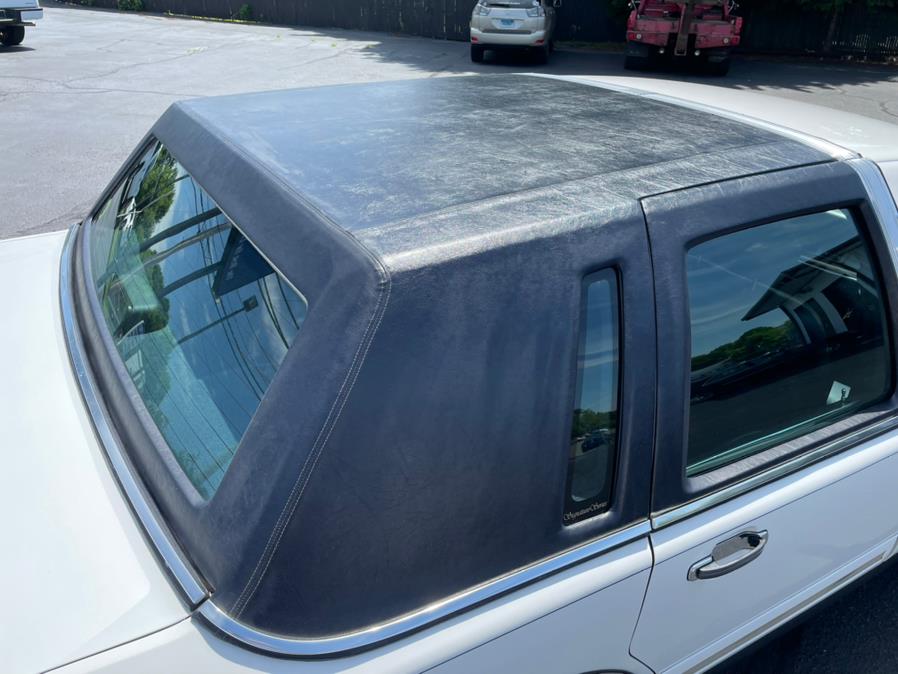 1995 Lincoln Town Car 4dr Sedan Signature, available for sale in Milford, Connecticut | Chip's Auto Sales Inc. Milford, Connecticut 1995 Lincoln Town Car 4dr Sedan Signature, available for sale in Milford, Connecticut | Chip's Auto Sales Inc. Milford, Connecticut