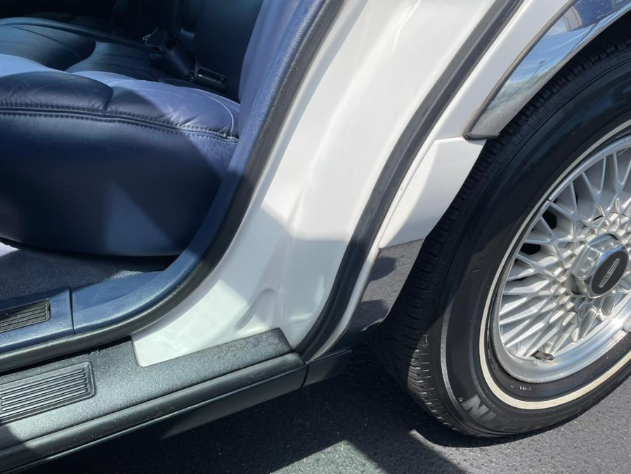 1995 Lincoln Town Car 4dr Sedan Signature, available for sale in Milford, Connecticut | Chip's Auto Sales Inc. Milford, Connecticut 1995 Lincoln Town Car 4dr Sedan Signature, available for sale in Milford, Connecticut | Chip's Auto Sales Inc. Milford, Connecticut