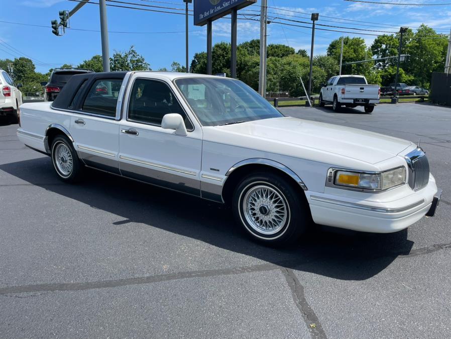 1995 Lincoln Town Car 4dr Sedan Signature, available for sale in Milford, Connecticut | Chip's Auto Sales Inc. Milford, Connecticut 1995 Lincoln Town Car 4dr Sedan Signature, available for sale in Milford, Connecticut | Chip's Auto Sales Inc. Milford, Connecticut