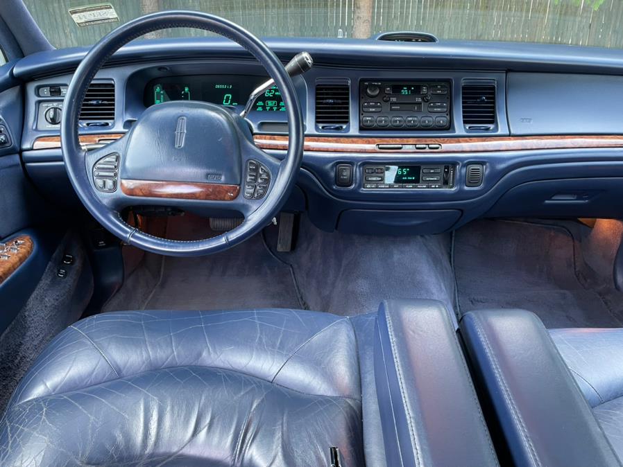 1995 Lincoln Town Car 4dr Sedan Signature, available for sale in Milford, Connecticut | Chip's Auto Sales Inc. Milford, Connecticut 1995 Lincoln Town Car 4dr Sedan Signature, available for sale in Milford, Connecticut | Chip's Auto Sales Inc. Milford, Connecticut