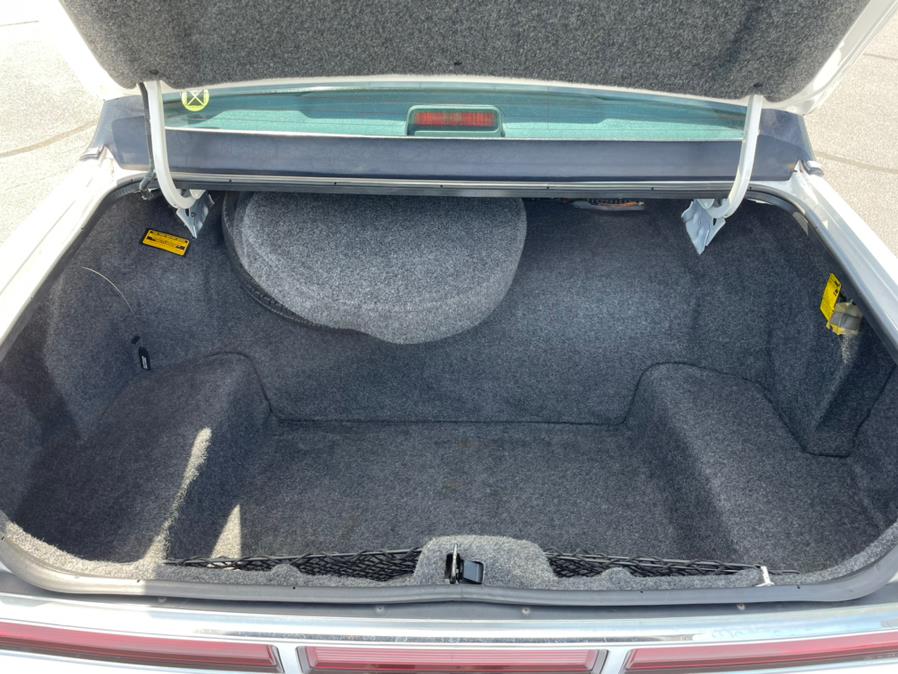 1995 Lincoln Town Car 4dr Sedan Signature, available for sale in Milford, Connecticut | Chip's Auto Sales Inc. Milford, Connecticut 1995 Lincoln Town Car 4dr Sedan Signature, available for sale in Milford, Connecticut | Chip's Auto Sales Inc. Milford, Connecticut