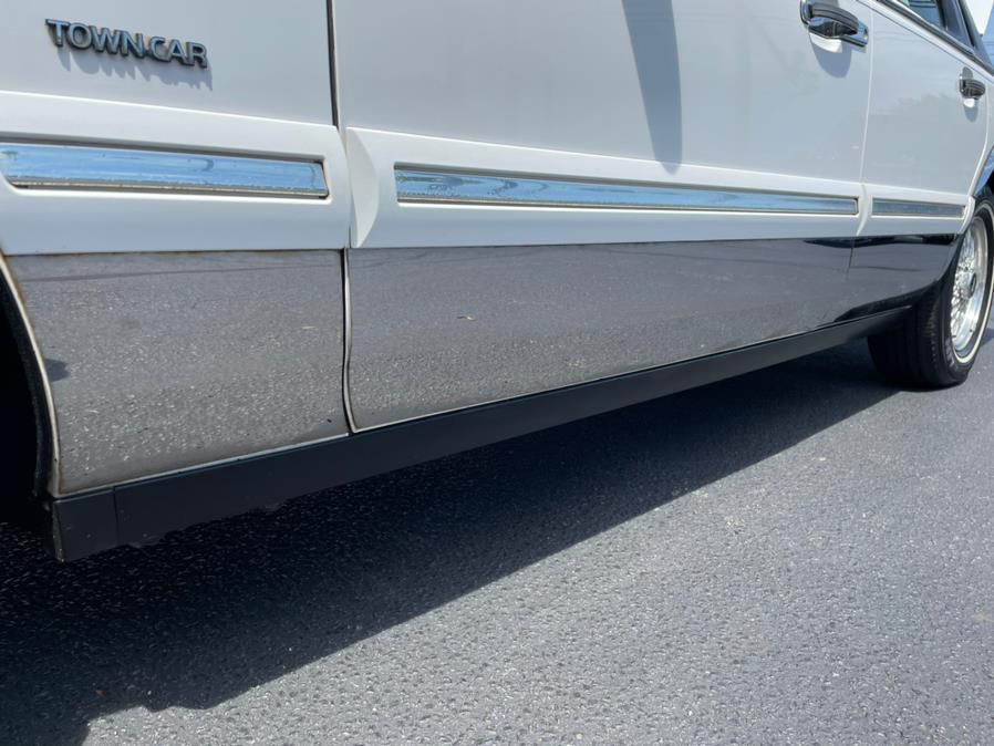 1995 Lincoln Town Car 4dr Sedan Signature, available for sale in Milford, Connecticut | Chip's Auto Sales Inc. Milford, Connecticut 1995 Lincoln Town Car 4dr Sedan Signature, available for sale in Milford, Connecticut | Chip's Auto Sales Inc. Milford, Connecticut