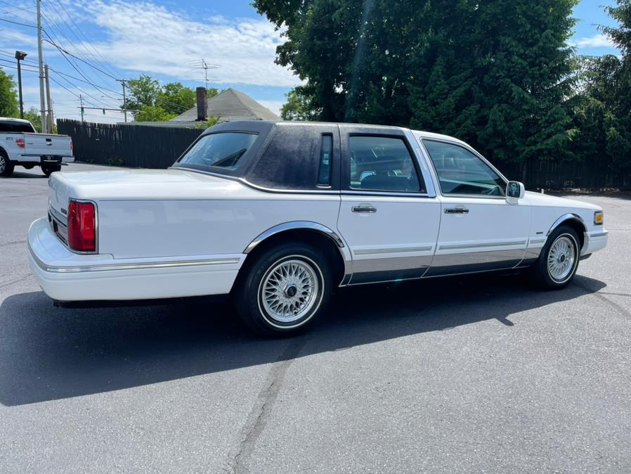 1995 Lincoln Town Car 4dr Sedan Signature, available for sale in Milford, Connecticut | Chip's Auto Sales Inc. Milford, Connecticut 1995 Lincoln Town Car 4dr Sedan Signature, available for sale in Milford, Connecticut | Chip's Auto Sales Inc. Milford, Connecticut