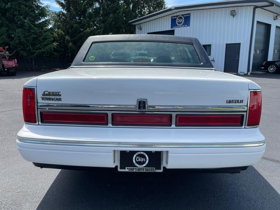 1995 Lincoln Town Car 4dr Sedan Signature, available for sale in Milford, Connecticut | Chip's Auto Sales Inc. Milford, Connecticut 1995 Lincoln Town Car 4dr Sedan Signature, available for sale in Milford, Connecticut | Chip's Auto Sales Inc. Milford, Connecticut