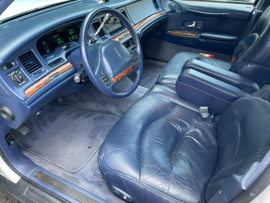 1995 Lincoln Town Car 4dr Sedan Signature, available for sale in Milford, Connecticut | Chip's Auto Sales Inc. Milford, Connecticut 1995 Lincoln Town Car 4dr Sedan Signature, available for sale in Milford, Connecticut | Chip's Auto Sales Inc. Milford, Connecticut
