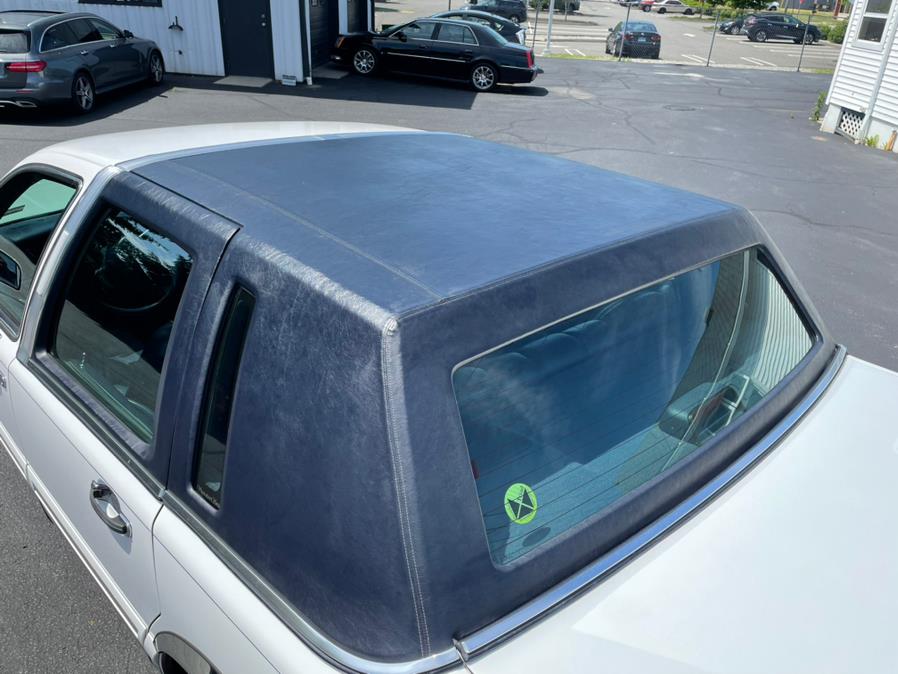 1995 Lincoln Town Car 4dr Sedan Signature, available for sale in Milford, Connecticut | Chip's Auto Sales Inc. Milford, Connecticut 1995 Lincoln Town Car 4dr Sedan Signature, available for sale in Milford, Connecticut | Chip's Auto Sales Inc. Milford, Connecticut