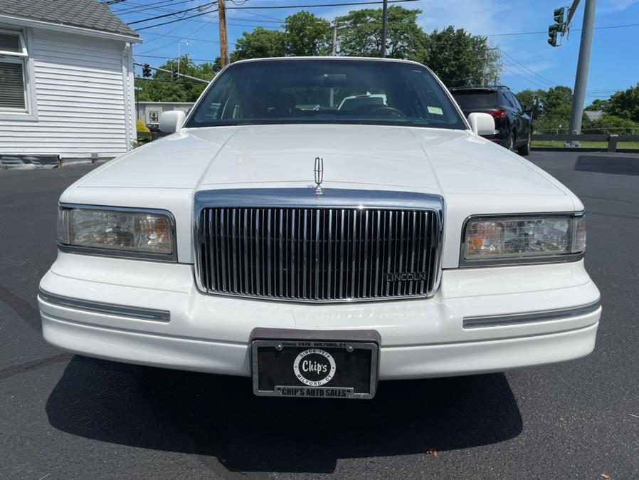 1995 Lincoln Town Car 4dr Sedan Signature, available for sale in Milford, Connecticut | Chip's Auto Sales Inc. Milford, Connecticut 1995 Lincoln Town Car 4dr Sedan Signature, available for sale in Milford, Connecticut | Chip's Auto Sales Inc. Milford, Connecticut