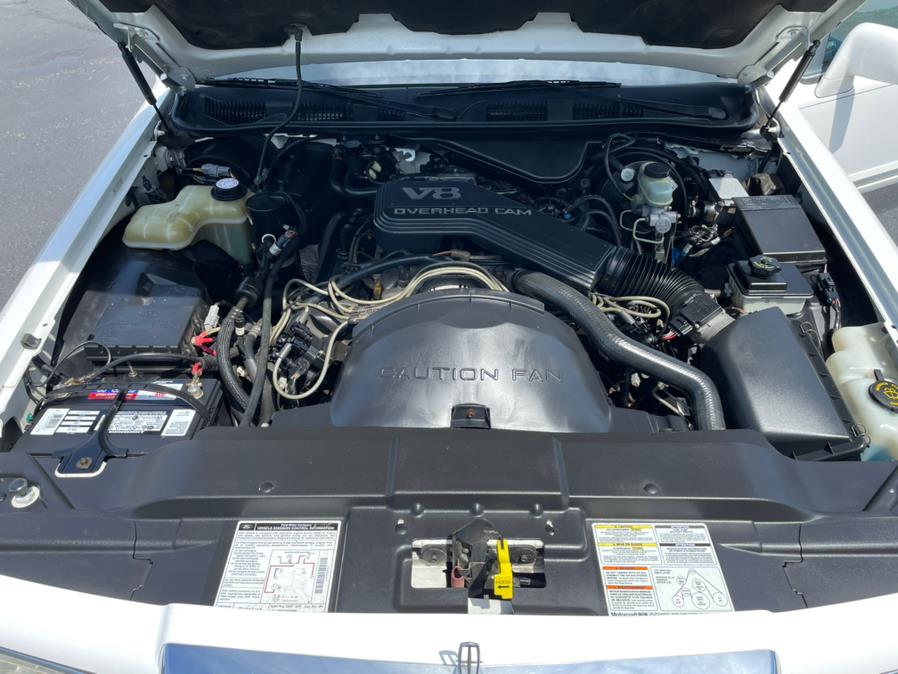 1995 Lincoln Town Car 4dr Sedan Signature, available for sale in Milford, Connecticut | Chip's Auto Sales Inc. Milford, Connecticut 1995 Lincoln Town Car 4dr Sedan Signature, available for sale in Milford, Connecticut | Chip's Auto Sales Inc. Milford, Connecticut