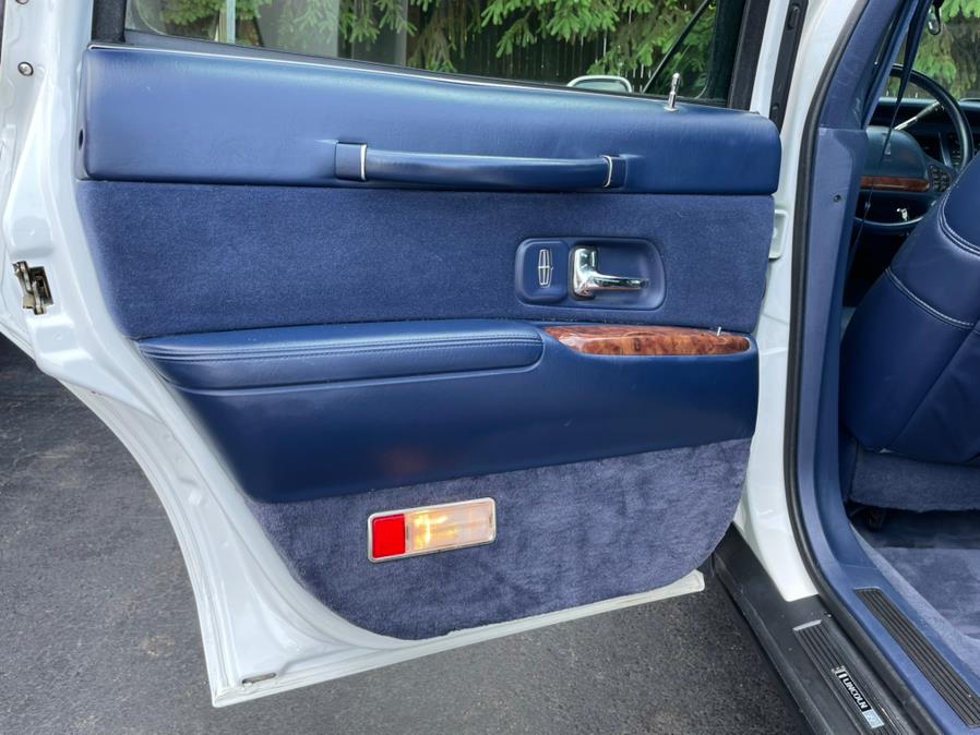 1995 Lincoln Town Car 4dr Sedan Signature, available for sale in Milford, Connecticut | Chip's Auto Sales Inc. Milford, Connecticut 1995 Lincoln Town Car 4dr Sedan Signature, available for sale in Milford, Connecticut | Chip's Auto Sales Inc. Milford, Connecticut