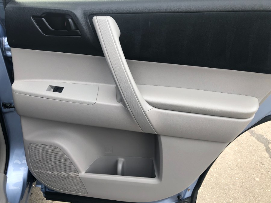 2010 Toyota Highlander 4WD 4dr V6 Base, available for sale in Bristol, Connecticut | Bristol Auto Center LLC. Bristol, Connecticut 2010 Toyota Highlander 4WD 4dr V6 Base, available for sale in Bristol, Connecticut | Bristol Auto Center LLC. Bristol, Connecticut