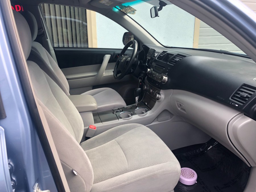 2010 Toyota Highlander 4WD 4dr V6 Base, available for sale in Bristol, Connecticut | Bristol Auto Center LLC. Bristol, Connecticut 2010 Toyota Highlander 4WD 4dr V6 Base, available for sale in Bristol, Connecticut | Bristol Auto Center LLC. Bristol, Connecticut