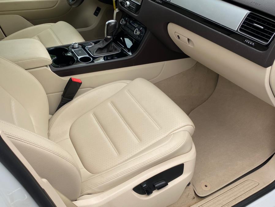 Used Volkswagen Touareg 4dr V6 Sport w/Technology 2016 | Lava Motors 2 Inc. Canton, Connecticut Used Volkswagen Touareg 4dr V6 Sport w/Technology 2016 | Lava Motors 2 Inc. Canton, Connecticut