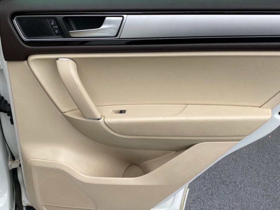 Used Volkswagen Touareg 4dr V6 Sport w/Technology 2016 | Lava Motors 2 Inc. Canton, Connecticut Used Volkswagen Touareg 4dr V6 Sport w/Technology 2016 | Lava Motors 2 Inc. Canton, Connecticut