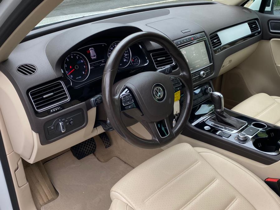 Used Volkswagen Touareg 4dr V6 Sport w/Technology 2016 | Lava Motors 2 Inc. Canton, Connecticut Used Volkswagen Touareg 4dr V6 Sport w/Technology 2016 | Lava Motors 2 Inc. Canton, Connecticut
