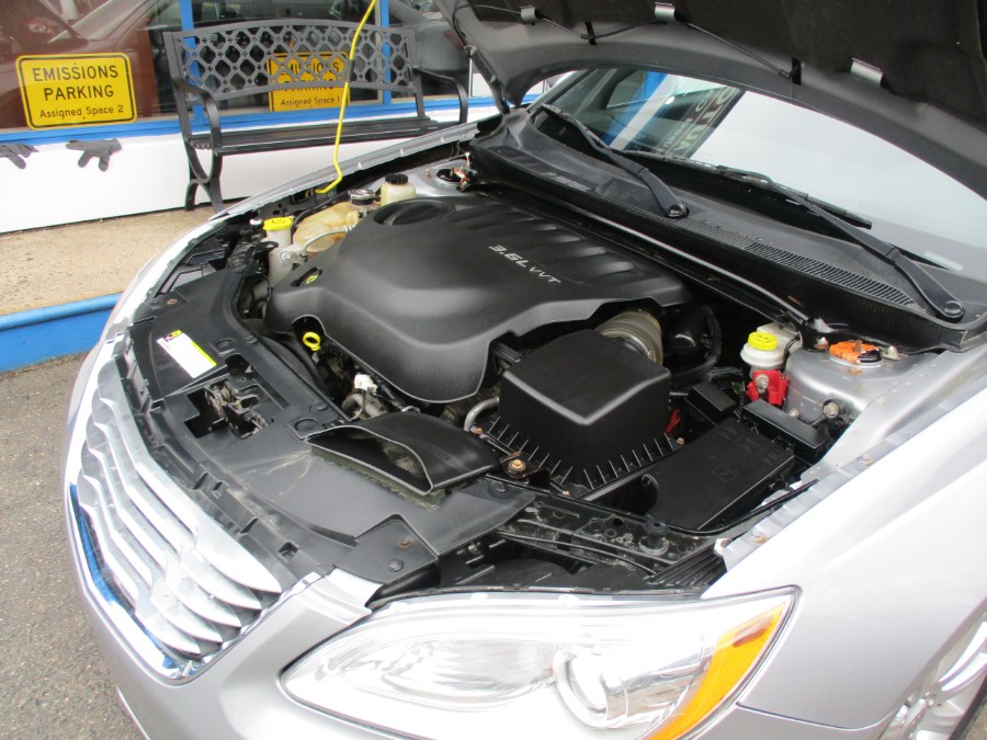 Used Chrysler 200 4dr Sdn Touring 2013 | Cos Central Auto. Meriden, Connecticut Used Chrysler 200 4dr Sdn Touring 2013 | Cos Central Auto. Meriden, Connecticut
