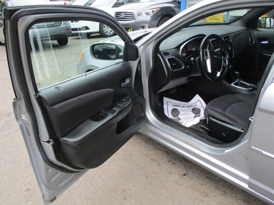 Used Chrysler 200 4dr Sdn Touring 2013 | Cos Central Auto. Meriden, Connecticut Used Chrysler 200 4dr Sdn Touring 2013 | Cos Central Auto. Meriden, Connecticut