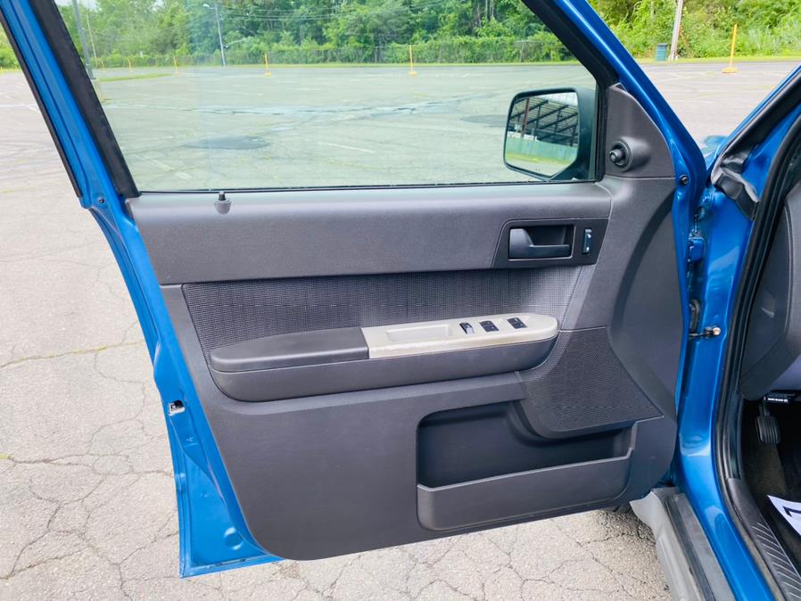 Used Ford Escape FWD 4dr V6 Auto XLT 2009 | Supreme Automotive. New Britain, Connecticut Used Ford Escape FWD 4dr V6 Auto XLT 2009 | Supreme Automotive. New Britain, Connecticut