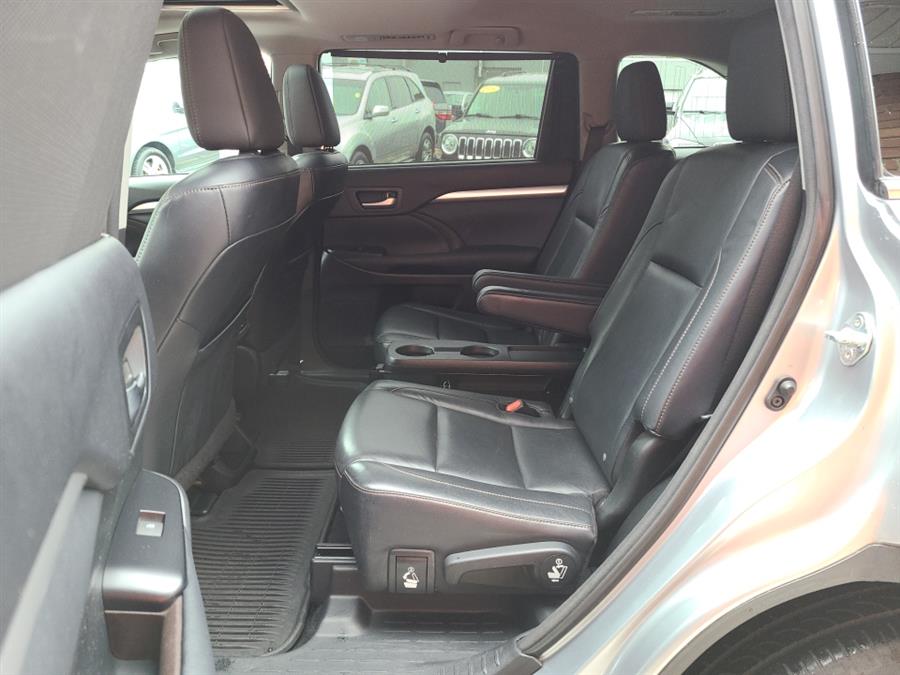 2015 Toyota Highlander AWD 4dr V6 XLE, available for sale in Waterbury, Connecticut | National Auto Brokers, Inc.. Waterbury, Connecticut 2015 Toyota Highlander AWD 4dr V6 XLE, available for sale in Waterbury, Connecticut | National Auto Brokers, Inc.. Waterbury, Connecticut