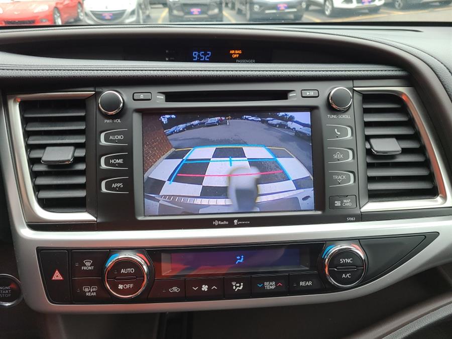 2015 Toyota Highlander AWD 4dr V6 XLE, available for sale in Waterbury, Connecticut | National Auto Brokers, Inc.. Waterbury, Connecticut 2015 Toyota Highlander AWD 4dr V6 XLE, available for sale in Waterbury, Connecticut | National Auto Brokers, Inc.. Waterbury, Connecticut