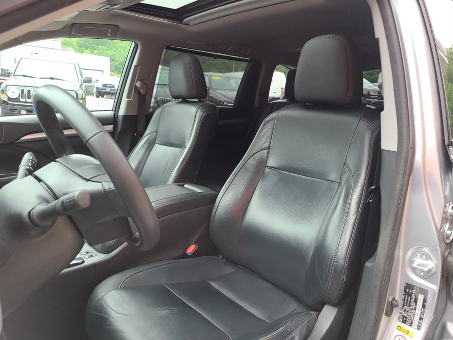 2015 Toyota Highlander AWD 4dr V6 XLE, available for sale in Waterbury, Connecticut | National Auto Brokers, Inc.. Waterbury, Connecticut 2015 Toyota Highlander AWD 4dr V6 XLE, available for sale in Waterbury, Connecticut | National Auto Brokers, Inc.. Waterbury, Connecticut