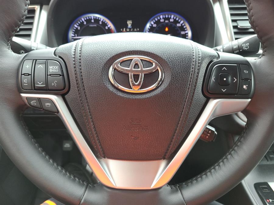 2015 Toyota Highlander AWD 4dr V6 XLE, available for sale in Waterbury, Connecticut | National Auto Brokers, Inc.. Waterbury, Connecticut 2015 Toyota Highlander AWD 4dr V6 XLE, available for sale in Waterbury, Connecticut | National Auto Brokers, Inc.. Waterbury, Connecticut