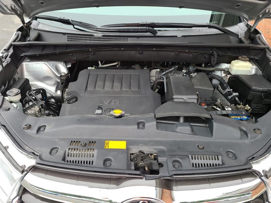 2015 Toyota Highlander AWD 4dr V6 XLE, available for sale in Waterbury, Connecticut | National Auto Brokers, Inc.. Waterbury, Connecticut 2015 Toyota Highlander AWD 4dr V6 XLE, available for sale in Waterbury, Connecticut | National Auto Brokers, Inc.. Waterbury, Connecticut