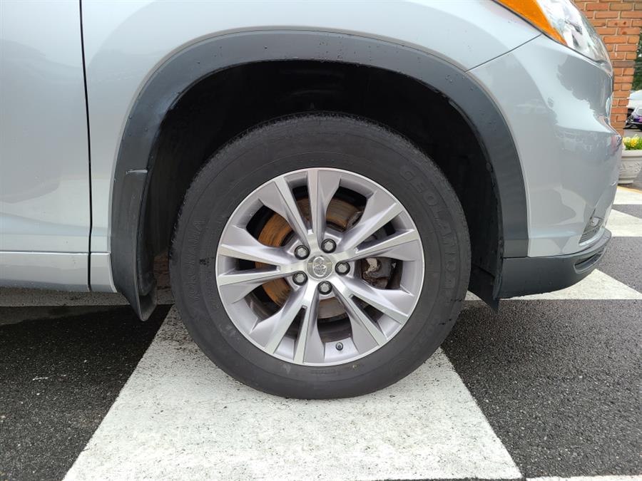 2015 Toyota Highlander AWD 4dr V6 XLE, available for sale in Waterbury, Connecticut | National Auto Brokers, Inc.. Waterbury, Connecticut 2015 Toyota Highlander AWD 4dr V6 XLE, available for sale in Waterbury, Connecticut | National Auto Brokers, Inc.. Waterbury, Connecticut