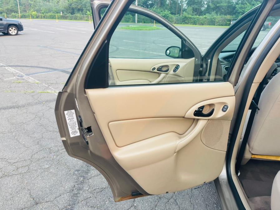 Used Ford Focus 4dr Sdn SE 2004 | Supreme Automotive. New Britain, Connecticut Used Ford Focus 4dr Sdn SE 2004 | Supreme Automotive. New Britain, Connecticut