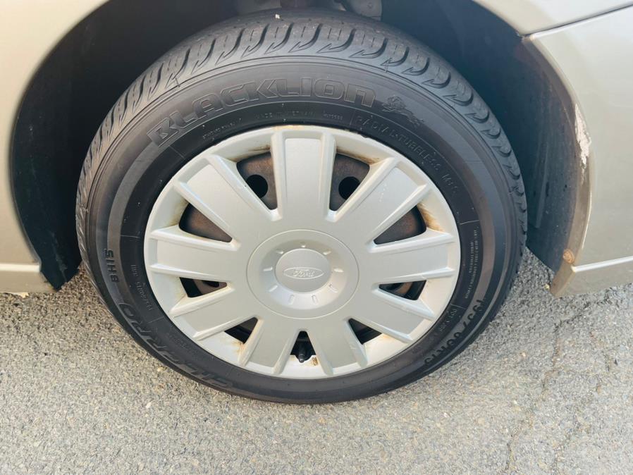 Used Ford Focus 4dr Sdn SE 2004 | Supreme Automotive. New Britain, Connecticut Used Ford Focus 4dr Sdn SE 2004 | Supreme Automotive. New Britain, Connecticut