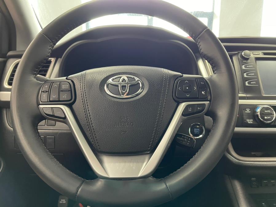 Used Toyota Highlander XLE V6 AWD (Natl) 2019 | 5 Towns Drive. Inwood, New York Used Toyota Highlander XLE V6 AWD (Natl) 2019 | 5 Towns Drive. Inwood, New York