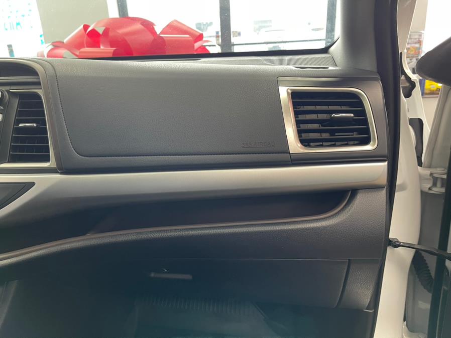 Used Toyota Highlander XLE V6 AWD (Natl) 2019 | 5 Towns Drive. Inwood, New York Used Toyota Highlander XLE V6 AWD (Natl) 2019 | 5 Towns Drive. Inwood, New York