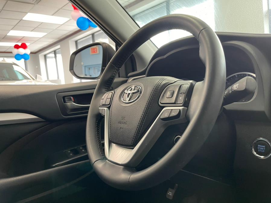 Used Toyota Highlander XLE V6 AWD (Natl) 2019 | 5 Towns Drive. Inwood, New York Used Toyota Highlander XLE V6 AWD (Natl) 2019 | 5 Towns Drive. Inwood, New York