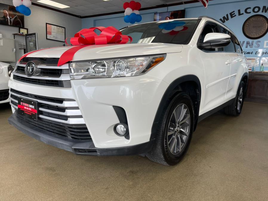 Used Toyota Highlander XLE V6 AWD (Natl) 2019 | 5 Towns Drive. Inwood, New York Used Toyota Highlander XLE V6 AWD (Natl) 2019 | 5 Towns Drive. Inwood, New York